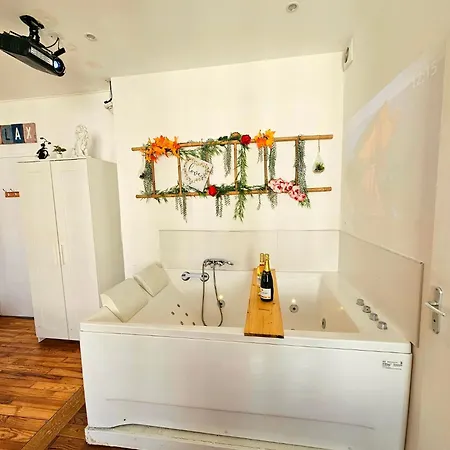 Le 2005 Double Balneo, Lit Queen Size, Soiree Romantique غرونوبل