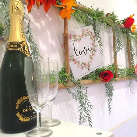 Le 2005 Double Balneo, Lit Queen Size, Soiree Romantique Apartment *